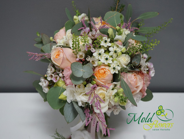 Букет невесты с розовыми розами, эустомой и эвкалипта + бутоньерка Фото